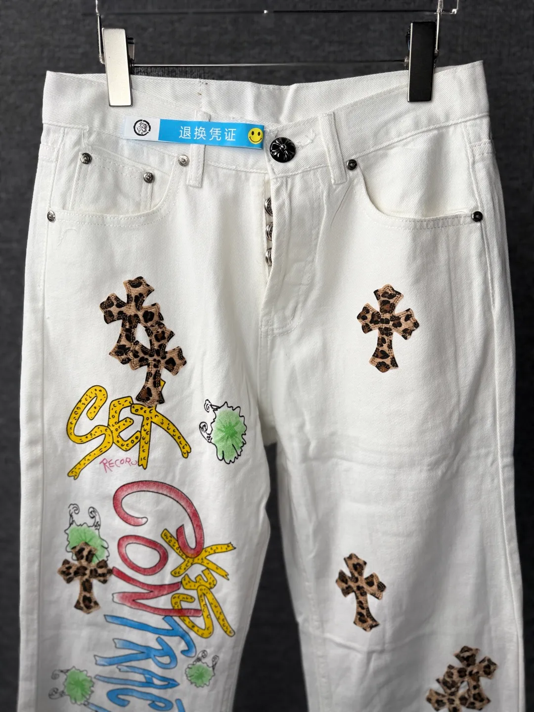 P240 💰 (Top version) Chrome Hearts/Chrome Hearts Classic white hand-painted leopard print series colorful leather cross washed color fabric unisex denim trousers Vibe style straight stacked god-level version Carbon fine bias denim color cloth Old vintage full set of hardware - Chrome Hearts white cow series The high version uses high-ounce custom fabrics, fermentation washing and soft color fixation, soft and thick to wear, the details are all made by hand-polished craftsmanship, all-over printed jacquard fabric Unique design style. Through multiple processes to create a full retro feel. Unique niche non-contrast shirt. Customized distressed spray-painted buttons. Craftsmanship in every detail. Color: white hand-painted leopard print. Size: 28-30-32-34 (corresponding to S-M-L-XL)